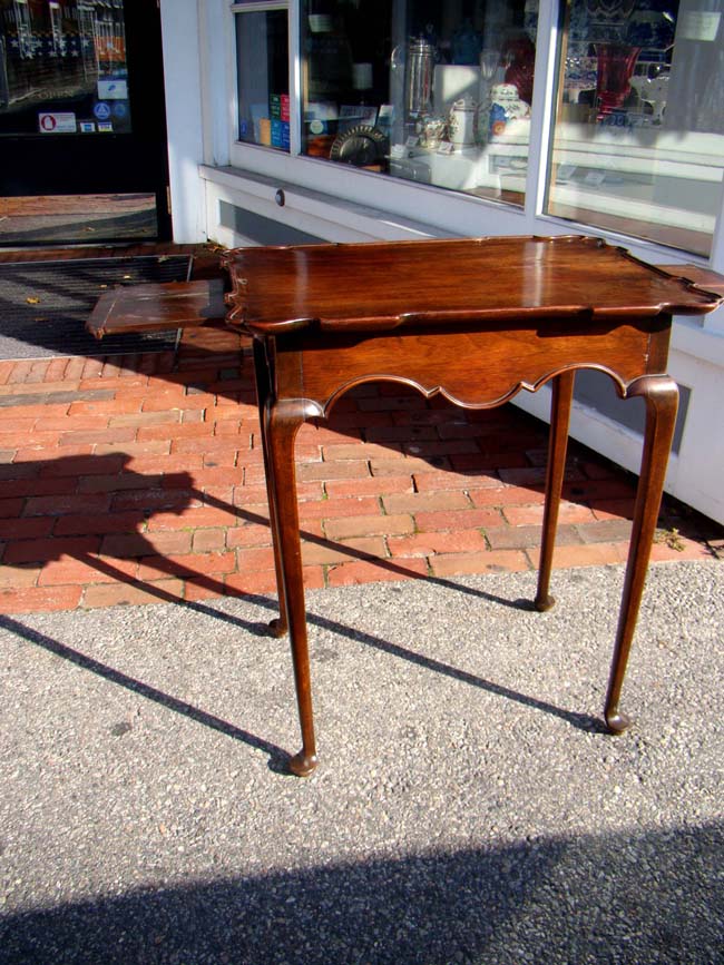 An American Queen Anne 'style' diminutive mahogany tea table, 19th century — image 4